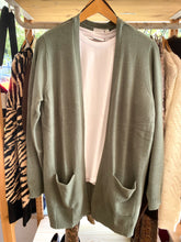 Carregar imagem no visualizador da galeria, Casaco Viril Open kaki Vila
