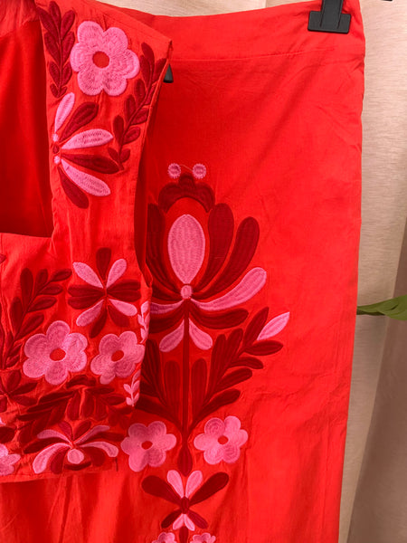 Conjunto top e saia bordado flores vermelho