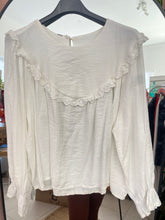 Carregar imagem no visualizador da galeria, Blusa com rendinha bordada branco

