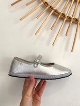 Carregar imagem no visualizador da galeria, Mary Jane silver cubanas
