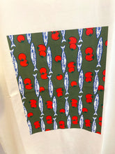 Carregar imagem no visualizador da galeria, T-shirt branca sardinhas com tomate 🍅
