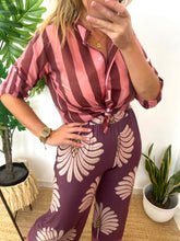 Carregar imagem no visualizador da galeria, Camisa riscas Bordeaux e rosa
