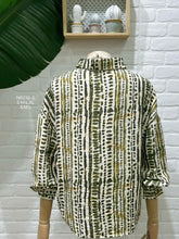 Carregar imagem no visualizador da galeria, Camisa estampa verde

