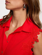 Carregar imagem no visualizador da galeria, Blusa Morgan detalhe renda vermelho
