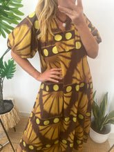 Carregar imagem no visualizador da galeria, Vestido estampa africana manga balão amarelo e castanho
