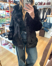 Carregar imagem no visualizador da galeria, Casaco de pêlo cintado preto
