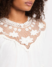 Carregar imagem no visualizador da galeria, Blusa branca crochet MORGAN
