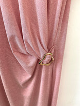 Carregar imagem no visualizador da galeria, Vestido lurex fivela rosa
