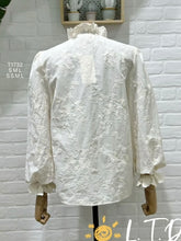 Carregar imagem no visualizador da galeria, Camisa pérola bordada com folhinho
