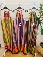 Carregar imagem no visualizador da galeria, Vestido estampado riscas com pedras
