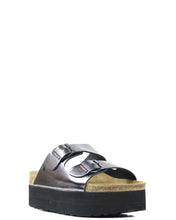 Carregar imagem no visualizador da galeria, Chinelo Cubanas prateado plataforma com fivelas

