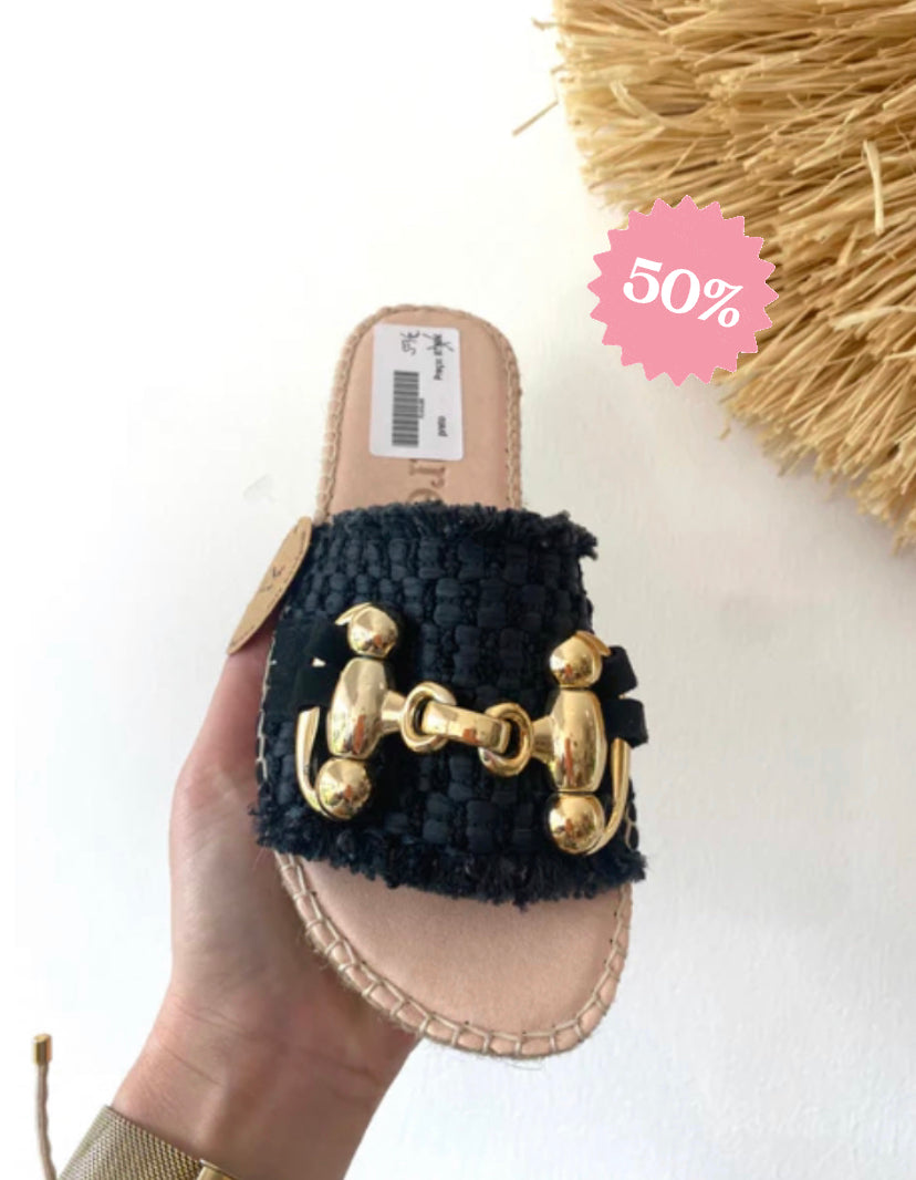 Chinelo preto com detalhe dourado Macarena