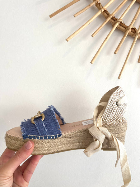 Sandália azul com detalhe dourado Macarena