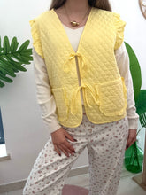 Carregar imagem no visualizador da galeria, Colete acolchoado com fitinhas amarelo
