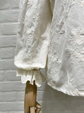 Carregar imagem no visualizador da galeria, Camisa pérola bordada com folhinho
