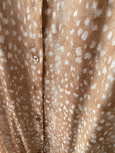 Carregar imagem no visualizador da galeria, Vestido camisa com folho manga estampa bambi beje
