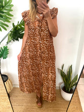 Carregar imagem no visualizador da galeria, Vestido camisa com folho manga estampa bambi tijolo
