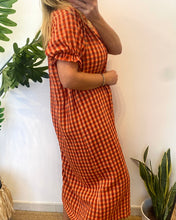 Carregar imagem no visualizador da galeria, Vestido vichy com manga franzida tijolo e laranja

