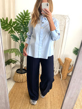 Carregar imagem no visualizador da galeria, Camisa azul claro com botões dourados
