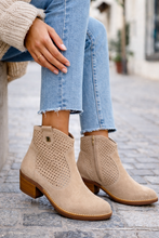 Carregar imagem no visualizador da galeria, Botim de camurça beje Ruika
