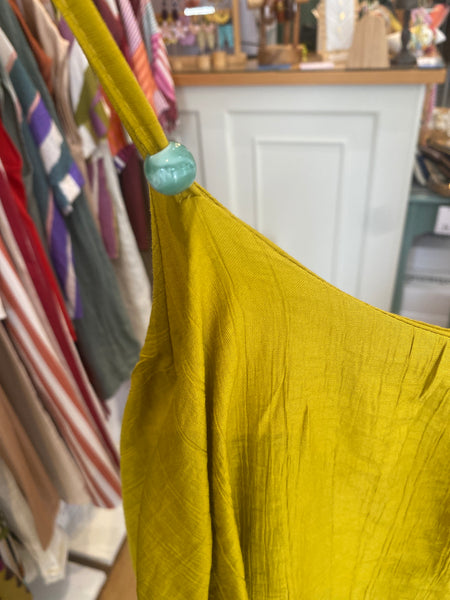 Macacão alça fina com folho largo amarelo