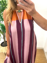 Carregar imagem no visualizador da galeria, Vestido estampado riscas com pedras rosa
