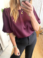 Carregar imagem no visualizador da galeria, Blusa acetinada manga balão bordeaux
