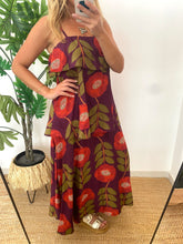 Carregar imagem no visualizador da galeria, Vestido papoilas com folhos largos vermelho
