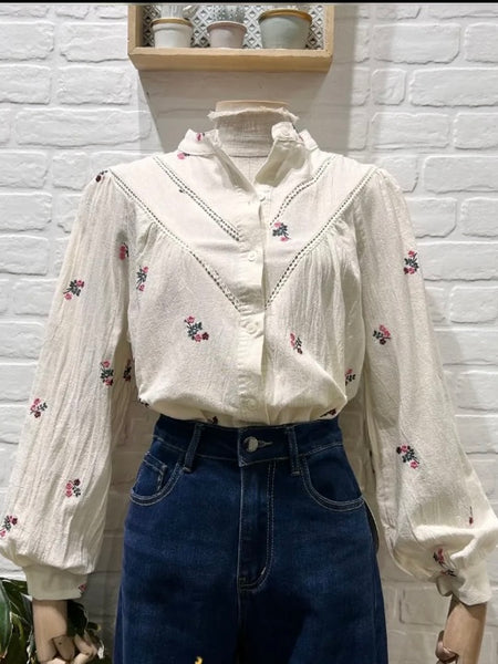 Camisa flores bordadas