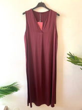 Carregar imagem no visualizador da galeria, Vestido acetinado cavas bordeaux
