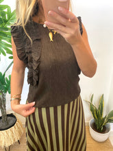 Carregar imagem no visualizador da galeria, Blusa castanha com folhos ombro
