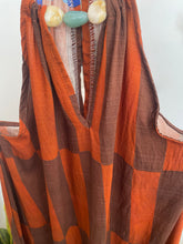 Carregar imagem no visualizador da galeria, Vestido estampado castanho e laranja com pedras
