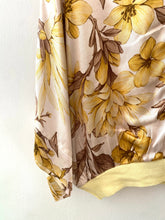Carregar imagem no visualizador da galeria, Blusa/casaco acetinado flores amarelo
