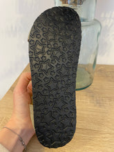 Carregar imagem no visualizador da galeria, Chinelo Cubanas prateado plataforma com fivelas
