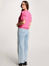 Carregar imagem no visualizador da galeria, T-shirt com detalhes em renda rosa Morgan

