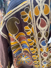 Carregar imagem no visualizador da galeria, Kimono de veludo bordado castanho e azul
