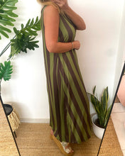 Carregar imagem no visualizador da galeria, Vestido comprido malha fria riscas castanho e verde
