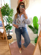 Carregar imagem no visualizador da galeria, Camisa riscas azuis flores bordadas
