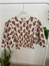 Carregar imagem no visualizador da galeria, Blusa crop manga balão flores branco
