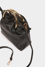 Carregar imagem no visualizador da galeria, Mala preta com alças douradas metálicas Morgan
