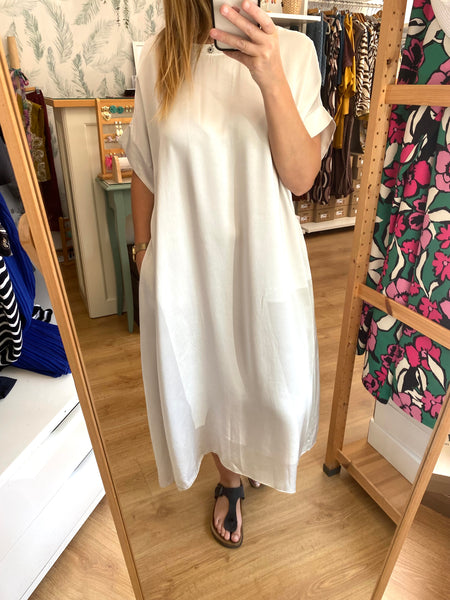 Vestido oversize acetinado beje