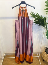 Carregar imagem no visualizador da galeria, Vestido estampado riscas com pedras
