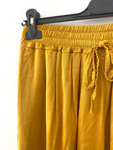 Carregar imagem no visualizador da galeria, Calças pantalonas acetinadas lisas mostarda
