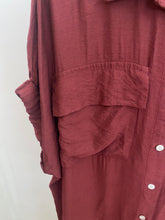 Carregar imagem no visualizador da galeria, Vestido camisa liso estampado com bolso bordeaux
