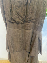 Carregar imagem no visualizador da galeria, Vestido liso folhos largos
