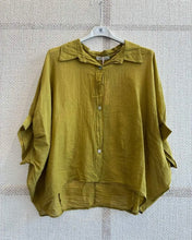 Carregar imagem no visualizador da galeria, Camisa oversize fininha verde azeitona
