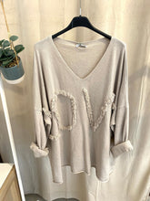 Carregar imagem no visualizador da galeria, Camisola de malha oversize love beje
