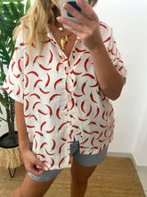 Carregar imagem no visualizador da galeria, Camisa oversize padrão malaguetas

