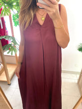 Carregar imagem no visualizador da galeria, Vestido acetinado cavas bordeaux
