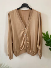 Carregar imagem no visualizador da galeria, Blusa/casaco acetinado botões camel

